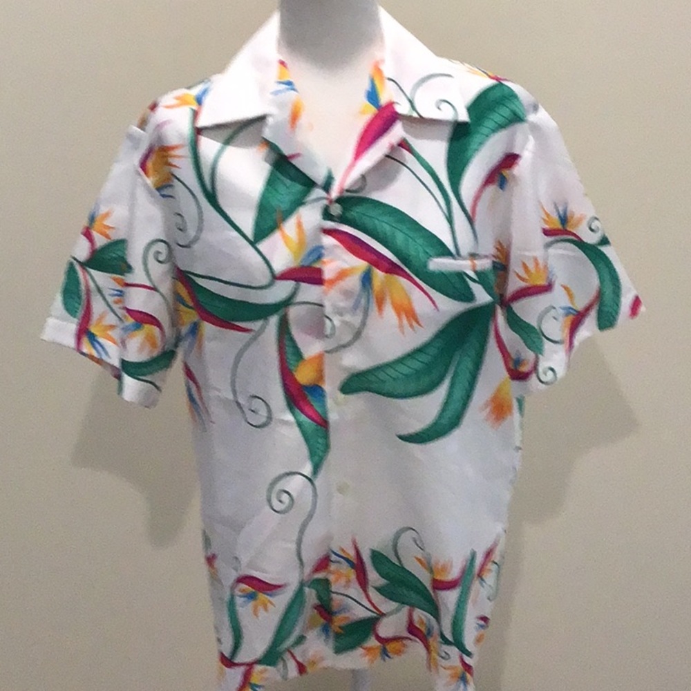 Hilo Hattie Green and White Casual Button Down Shirt Hawaiian made in Hawaii